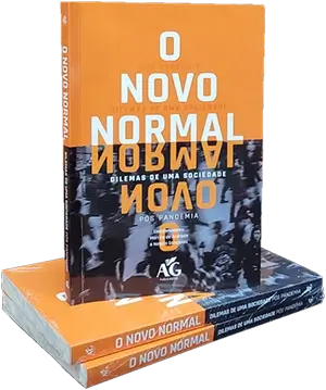 imagem com a capa do livro o novo normal, com um exemplar de frente, sobre 2 exemplares deitados. Sua capa é metade laranja, metade preta, com uma imagem de fundo com pessoas transitando, e o nome escrito em branco na parte laranja e em laranja, de cabeça pra baixo, na parte preta