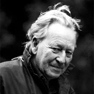 imagem em preto e branco do gregory bateson de casaco