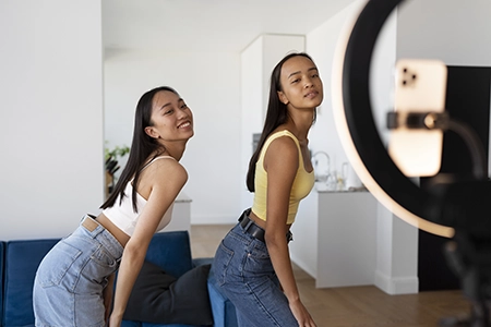 adolescentes se gravando para exposição em redes sociais