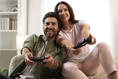 casal jogando videogame e rindo