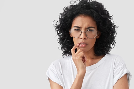 jovem mulher, morena, com expressão de desconfiança