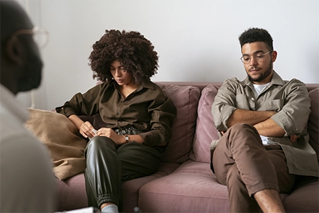 Casal em terapia, com expressão de infelicidade