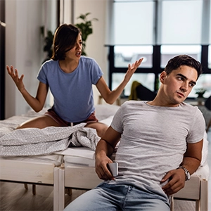 casal discutindo com o homem sem prestar a atenção