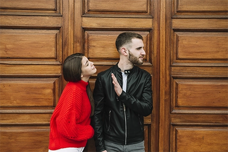 homem recusando a investida da parceira