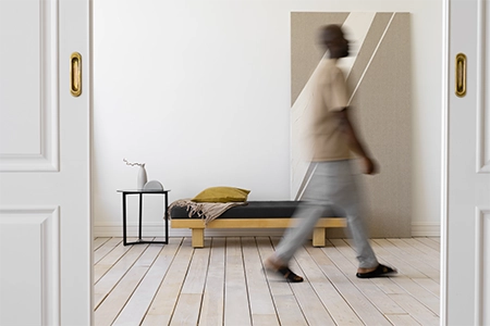 um homem sem nitidez andando pela casa