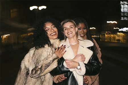 3 amigas se divertindo de noite