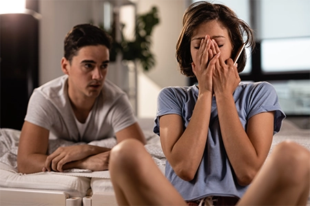 jovem mulher frustrada com o marido